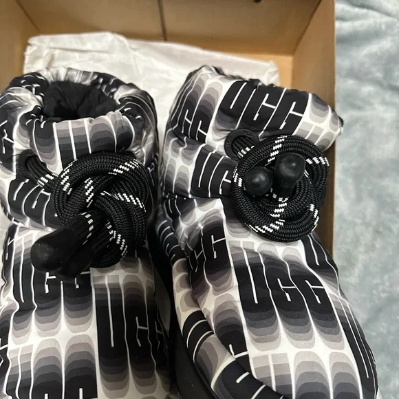 CLOSET CLOSING UGG Puffer Booties - Picture 6 of 10